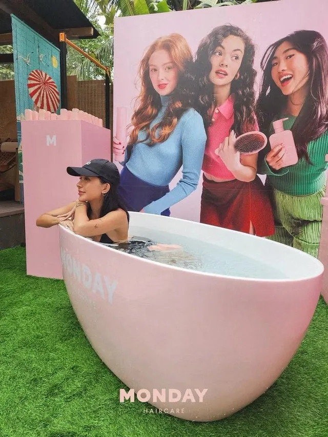 MONDAY Haircare street activation